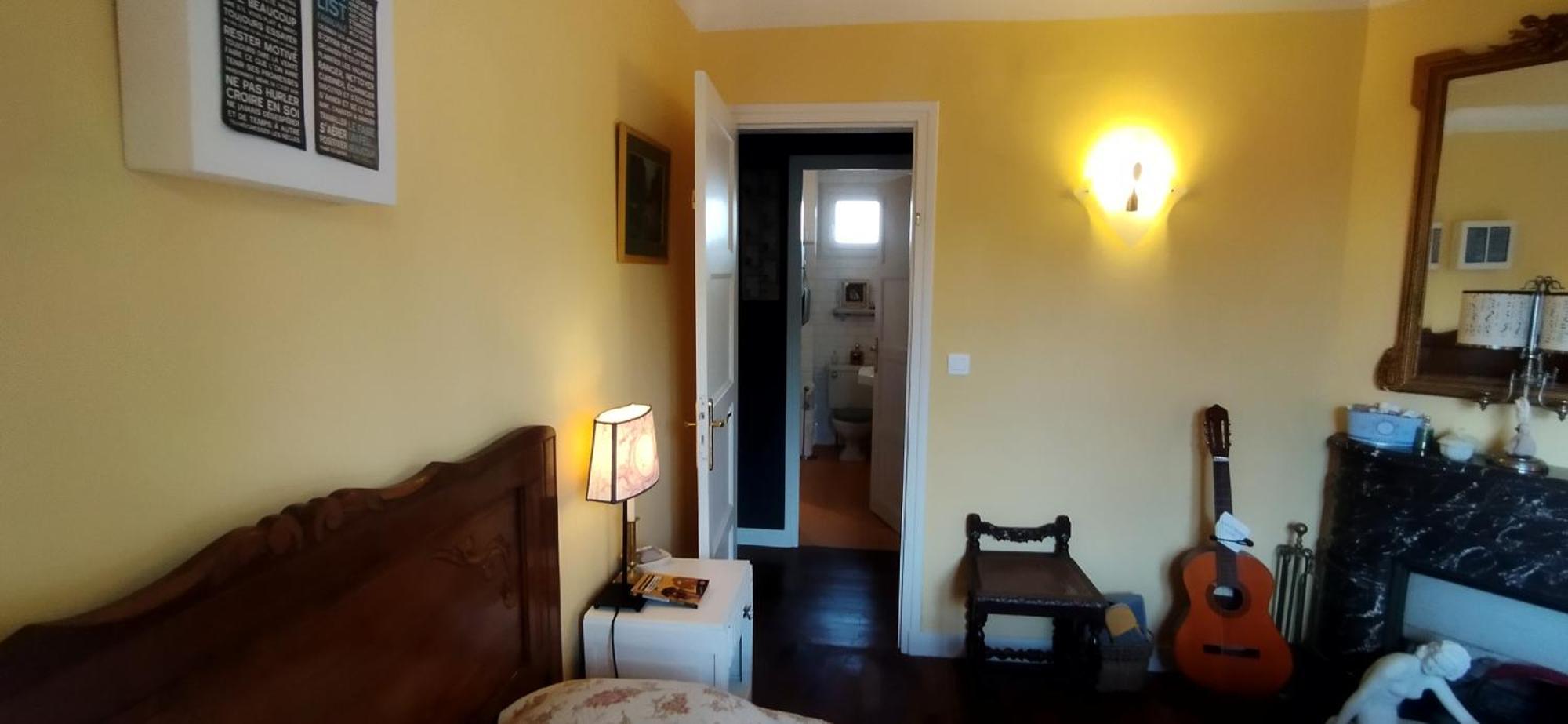 Une Chambre En Ville Домфро Екстериор снимка