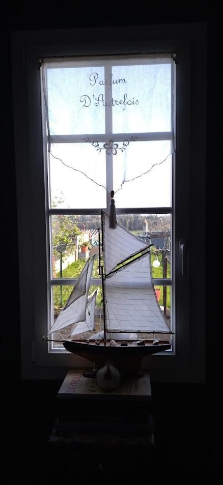 Une Chambre En Ville Домфро Екстериор снимка