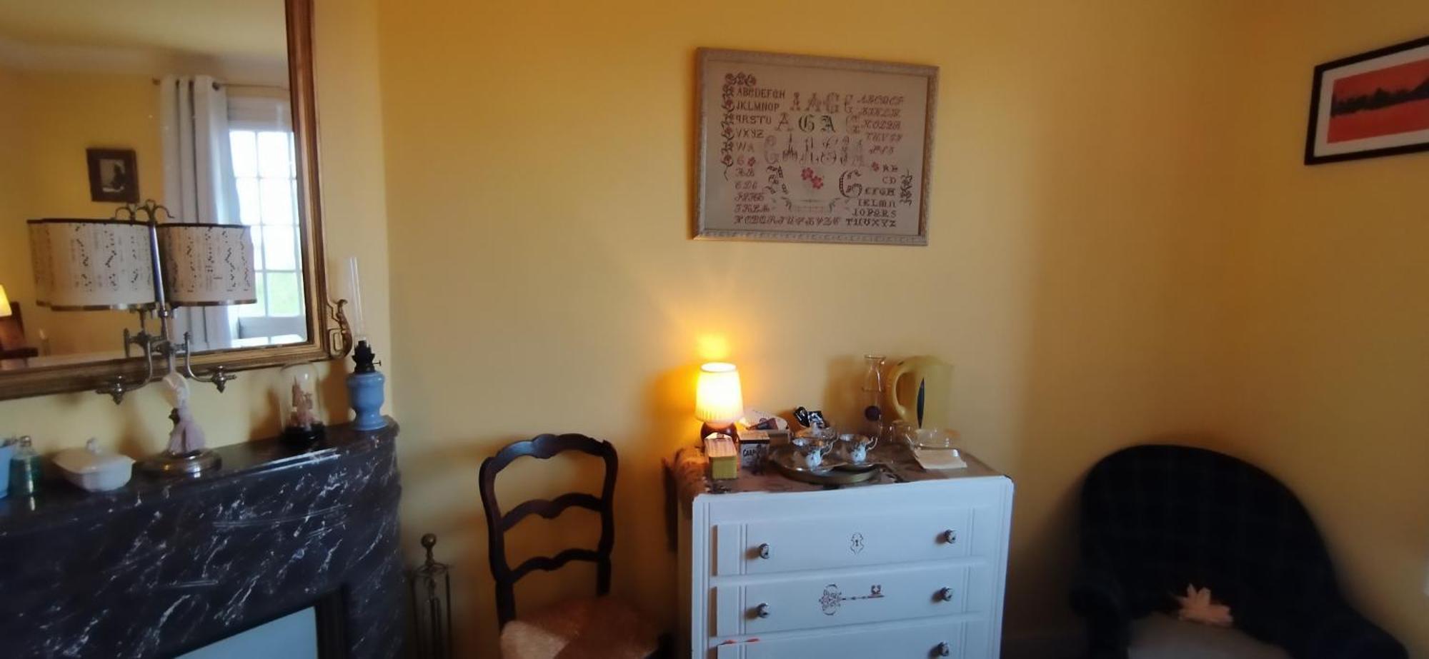 Une Chambre En Ville Домфро Екстериор снимка